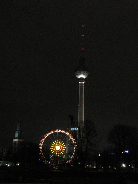 fernsehturm berlijn.jpg - Na een hapje eten gaan we richting televisietoren. We willen Berlijn wel eens van boven zien. In de bol is naast een restaurant ook een uitzicht platform.